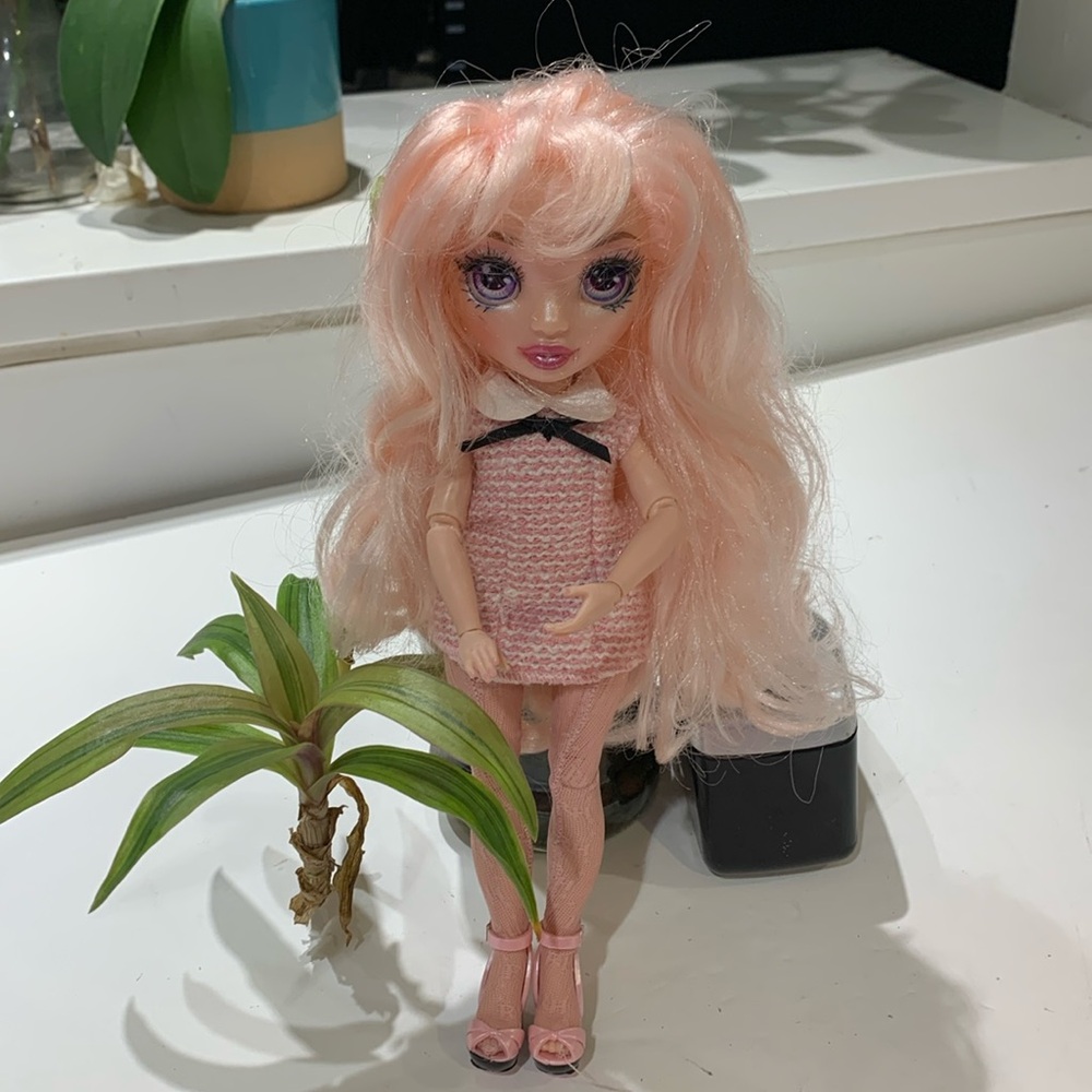 Rainbow High Bella Parker, Series 2, posable 10.5” doll.